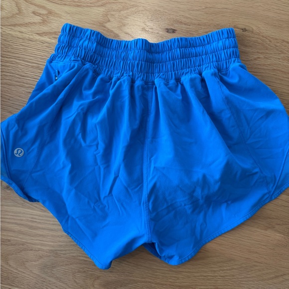 Lululemon Hotty Hot High-Rise Lined Short 2.5" - Picture 2 of 4